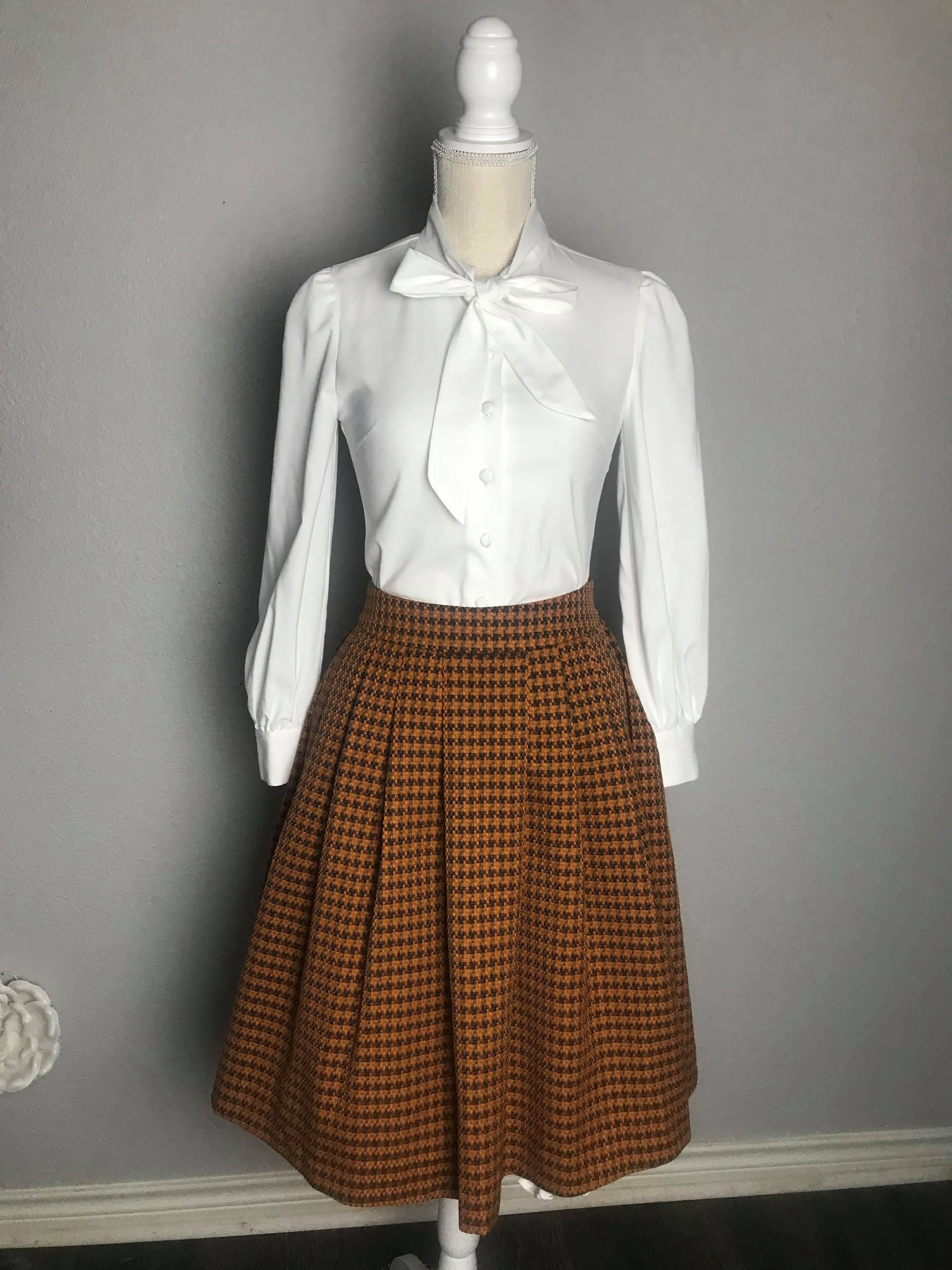 Lisa skirt Tweet Fall and white blouse in cotton