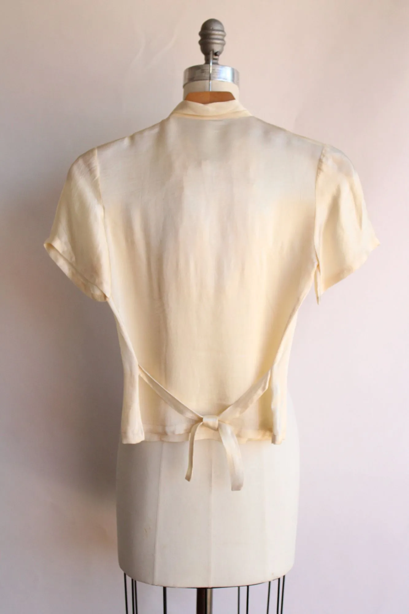 Vintage 1930s 1940s Ivory Silk and Ruffled Blouse